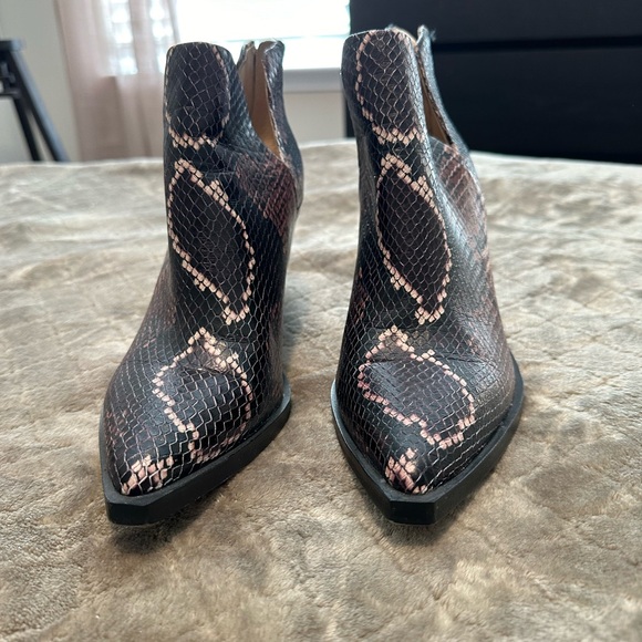 Vince Camuto Gigietta Booties - Picture 2 of 4